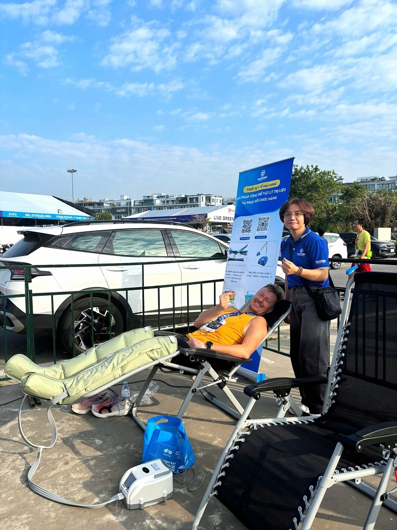 Hải Minh hỗ trợ giãn cơ tại VIP Zone giải chạy marathon Di sản Hạ Long 2024 marathon di san ha long 2024 11 - Hải Minh hỗ trợ giãn cơ tại VIP Zone giải chạy marathon Di sản Hạ Long 2024