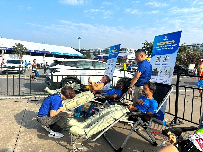 Hải Minh hỗ trợ giãn cơ tại VIP Zone giải chạy marathon Di sản Hạ Long 2024 marathon di san ha long 2024 5 - Hải Minh hỗ trợ giãn cơ tại VIP Zone giải chạy marathon Di sản Hạ Long 2024