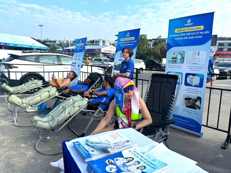 Hải Minh hỗ trợ giãn cơ tại VIP Zone giải chạy marathon Di sản Hạ Long 2024 marathon di san ha long 2024 6 - Hải Minh hỗ trợ giãn cơ tại VIP Zone giải chạy marathon Di sản Hạ Long 2024