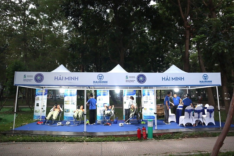 tri lieu gian co cung hai minh tai giai chay marathon di san ha noi 2024 1 - Trị liệu gi&atilde;n cơ c&ugrave;ng Hải Minh tại giải chạy Marathon Di sản H&agrave; Nội 2024