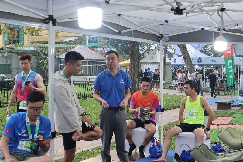 tri lieu gian co cung hai minh tai giai chay marathon di san ha noi 2024 10 - Trị liệu gi&atilde;n cơ c&ugrave;ng Hải Minh tại giải chạy Marathon Di sản H&agrave; Nội 2024