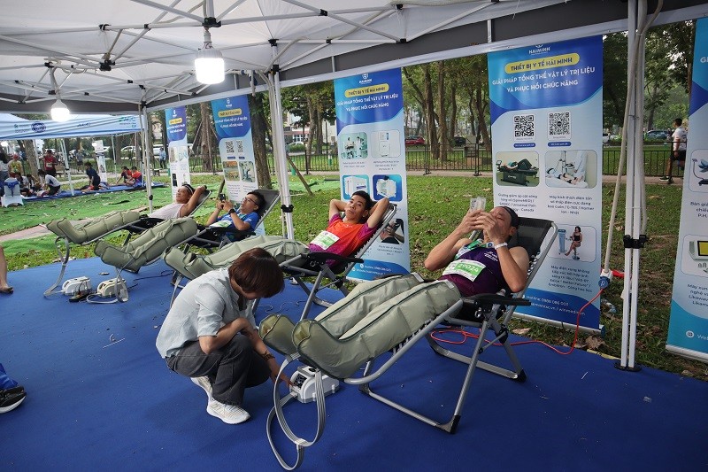 tri lieu gian co cung hai minh tai giai chay marathon di san ha noi 2024 11 - Trị liệu gi&atilde;n cơ c&ugrave;ng Hải Minh tại giải chạy Marathon Di sản H&agrave; Nội 2024