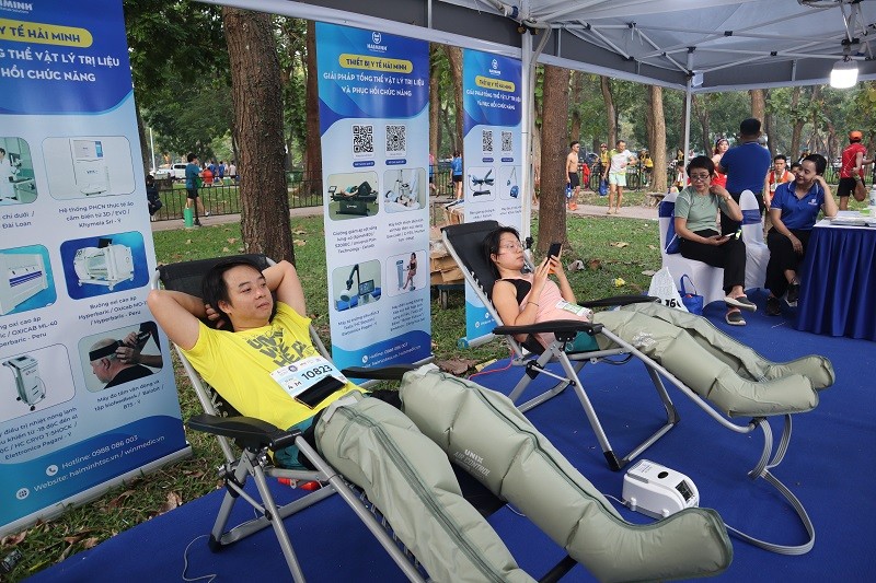 tri lieu gian co cung hai minh tai giai chay marathon di san ha noi 2024 12 - Trị liệu gi&atilde;n cơ c&ugrave;ng Hải Minh tại giải chạy Marathon Di sản H&agrave; Nội 2024