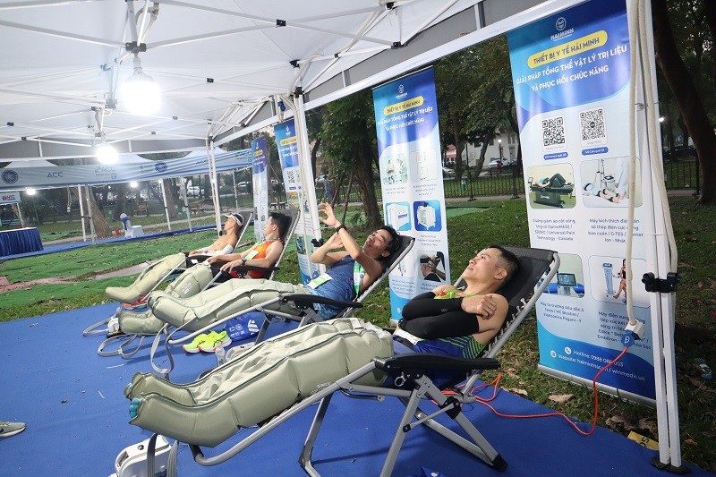 tri lieu gian co cung hai minh tai giai chay marathon di san ha noi 2024 13 - Trị liệu gi&atilde;n cơ c&ugrave;ng Hải Minh tại giải chạy Marathon Di sản H&agrave; Nội 2024