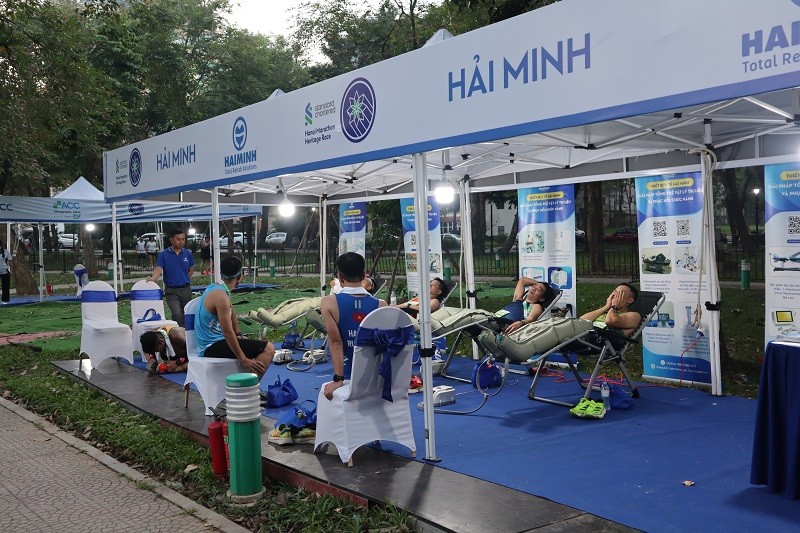 tri lieu gian co cung hai minh tai giai chay marathon di san ha noi 2024 14 - Trị liệu gi&atilde;n cơ c&ugrave;ng Hải Minh tại giải chạy Marathon Di sản H&agrave; Nội 2024