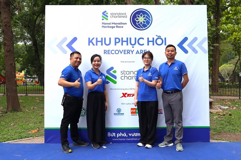 tri lieu gian co cung hai minh tai giai chay marathon di san ha noi 2024 16 - Trị liệu gi&atilde;n cơ c&ugrave;ng Hải Minh tại giải chạy Marathon Di sản H&agrave; Nội 2024