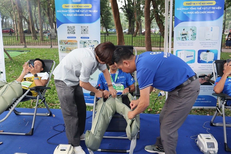 tri lieu gian co cung hai minh tai giai chay marathon di san ha noi 2024 17 - Trị liệu gi&atilde;n cơ c&ugrave;ng Hải Minh tại giải chạy Marathon Di sản H&agrave; Nội 2024