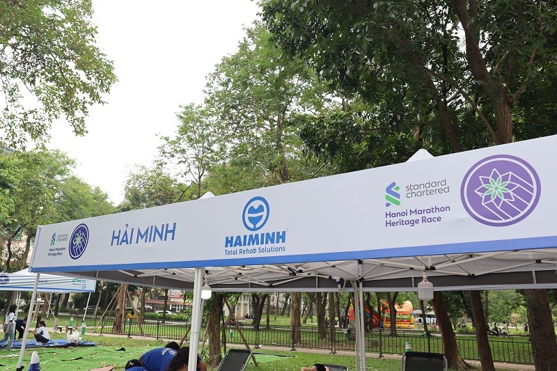 tri lieu gian co cung hai minh tai giai chay marathon di san ha noi 2024 2 - Trị liệu gi&atilde;n cơ c&ugrave;ng Hải Minh tại giải chạy Marathon Di sản H&agrave; Nội 2024