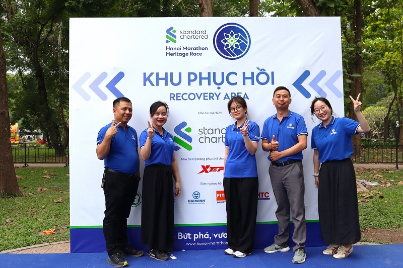 tri lieu gian co cung hai minh tai giai chay marathon di san ha noi 2024 3 - Trị liệu gi&atilde;n cơ c&ugrave;ng Hải Minh tại giải chạy Marathon Di sản H&agrave; Nội 2024