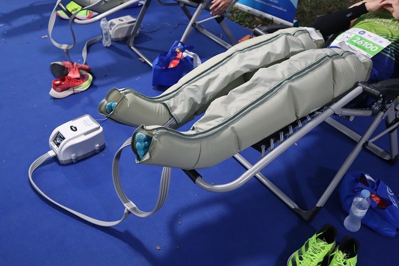 tri lieu gian co cung hai minh tai giai chay marathon di san ha noi 2024 4 - Trị liệu gi&atilde;n cơ c&ugrave;ng Hải Minh tại giải chạy Marathon Di sản H&agrave; Nội 2024