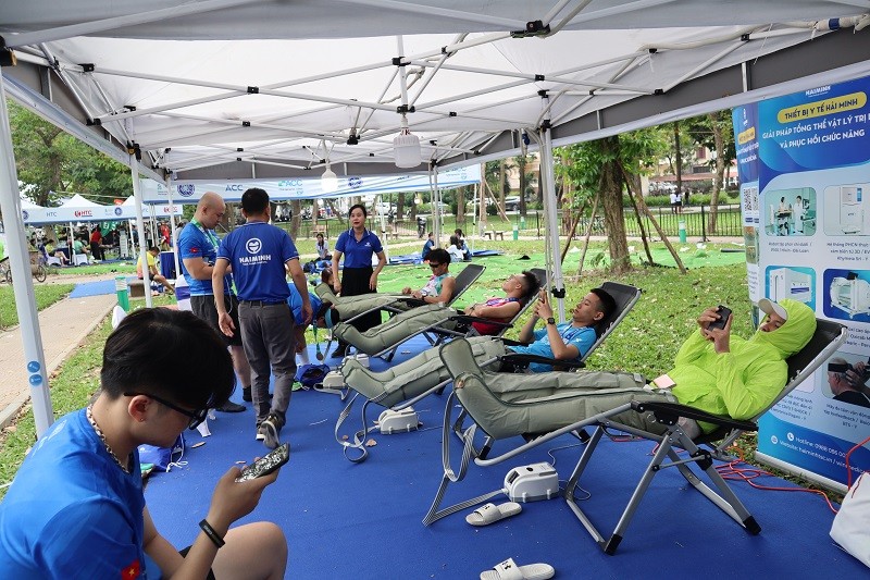 tri lieu gian co cung hai minh tai giai chay marathon di san ha noi 2024 6 - Trị liệu gi&atilde;n cơ c&ugrave;ng Hải Minh tại giải chạy Marathon Di sản H&agrave; Nội 2024