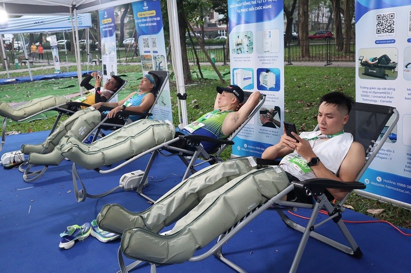 tri lieu gian co cung hai minh tai giai chay marathon di san ha noi 2024 8 - Trị liệu gi&atilde;n cơ c&ugrave;ng Hải Minh tại giải chạy Marathon Di sản H&agrave; Nội 2024