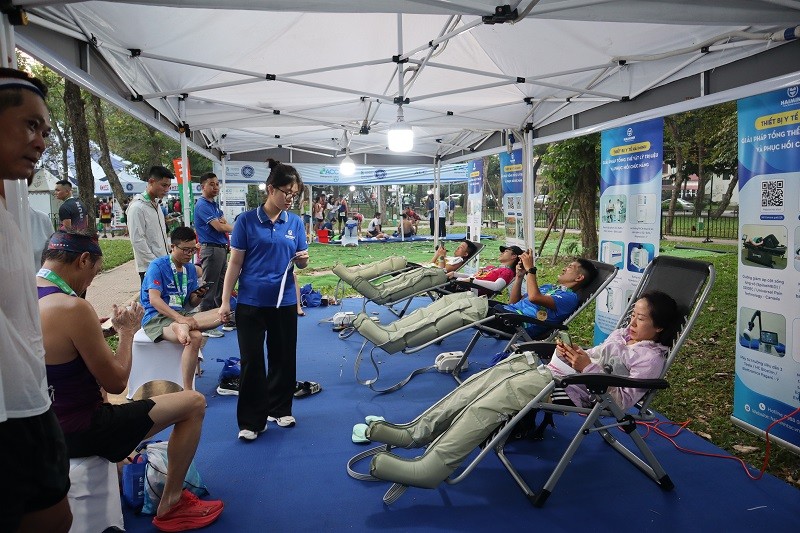 tri lieu gian co cung hai minh tai giai chay marathon di san ha noi 2024 9 - Trị liệu gi&atilde;n cơ c&ugrave;ng Hải Minh tại giải chạy Marathon Di sản H&agrave; Nội 2024