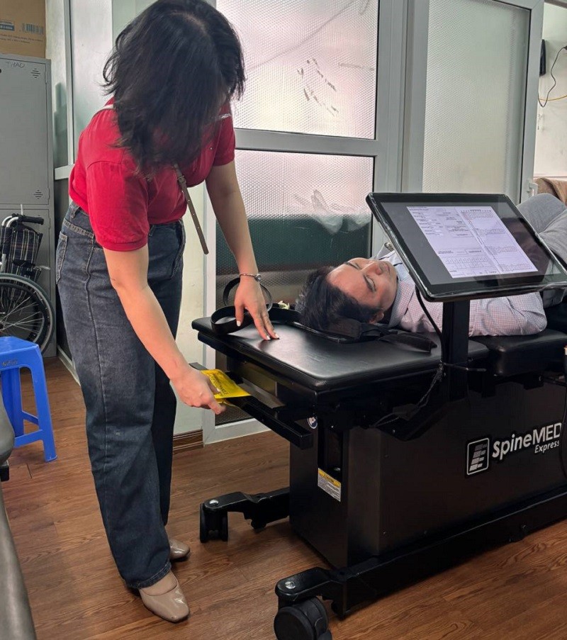 chuyen giao giuong giam ap cot song 1 - Chuyển giao "si&ecirc;u phẩm" giường giảm &aacute;p cột sống SpineMED S200EC