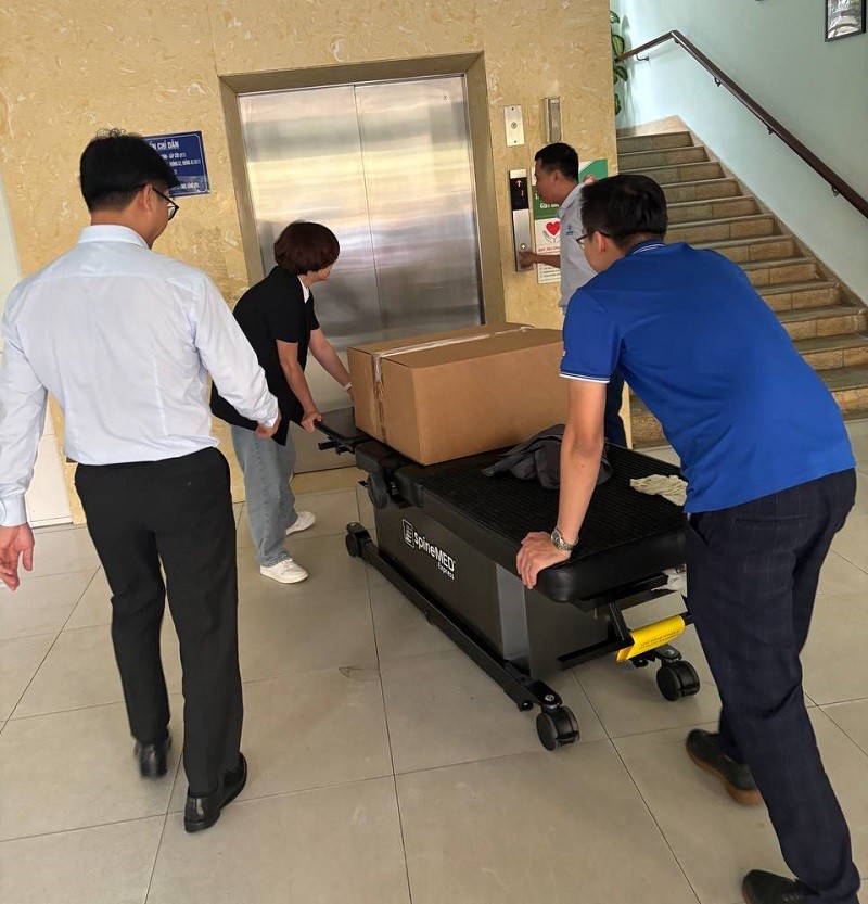 chuyen giao giuong giam ap cot song 2 - Chuyển giao "si&ecirc;u phẩm" giường giảm &aacute;p cột sống SpineMED S200EC