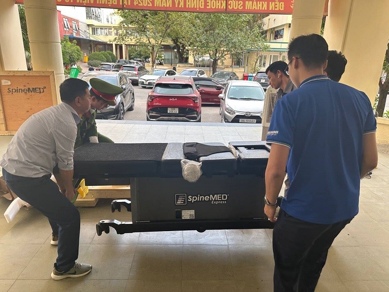 chuyen giao giuong giam ap cot song 3 - Chuyển giao "si&ecirc;u phẩm" giường giảm &aacute;p cột sống SpineMED S200EC