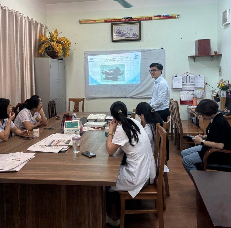 chuyen giao giuong giam ap cot song 4 - Chuyển giao "si&ecirc;u phẩm" giường giảm &aacute;p cột sống SpineMED S200EC