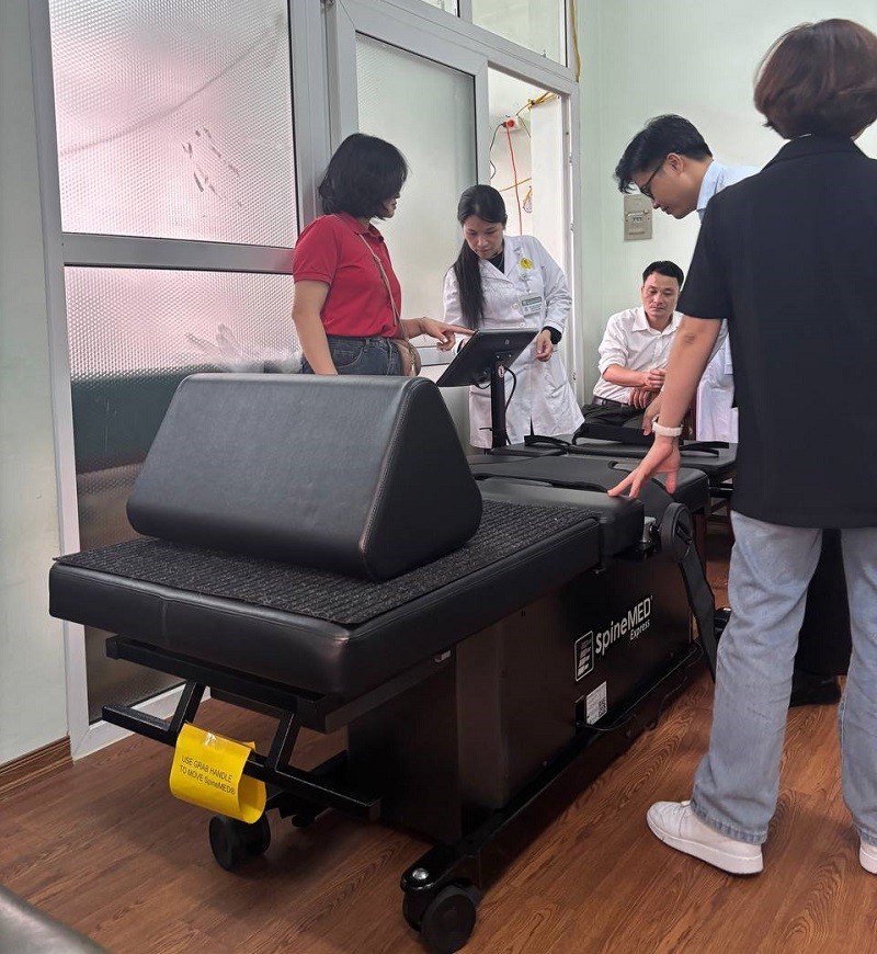 chuyen giao giuong giam ap cot song 6 - Chuyển giao "si&ecirc;u phẩm" giường giảm &aacute;p cột sống SpineMED S200EC