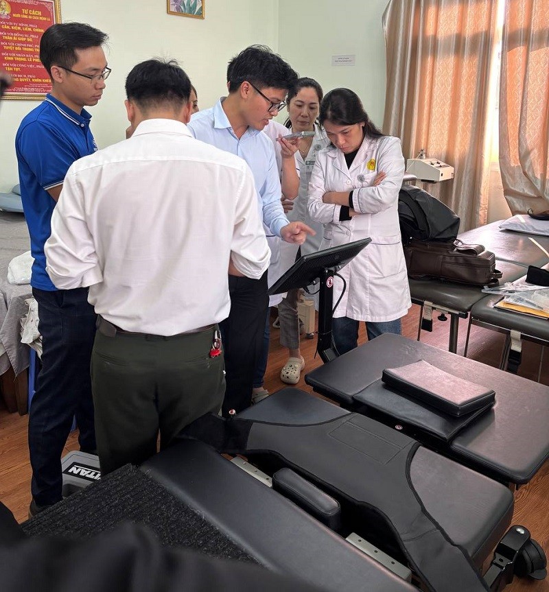 chuyen giao giuong giam ap cot song 7 - Chuyển giao "si&ecirc;u phẩm" giường giảm &aacute;p cột sống SpineMED S200EC