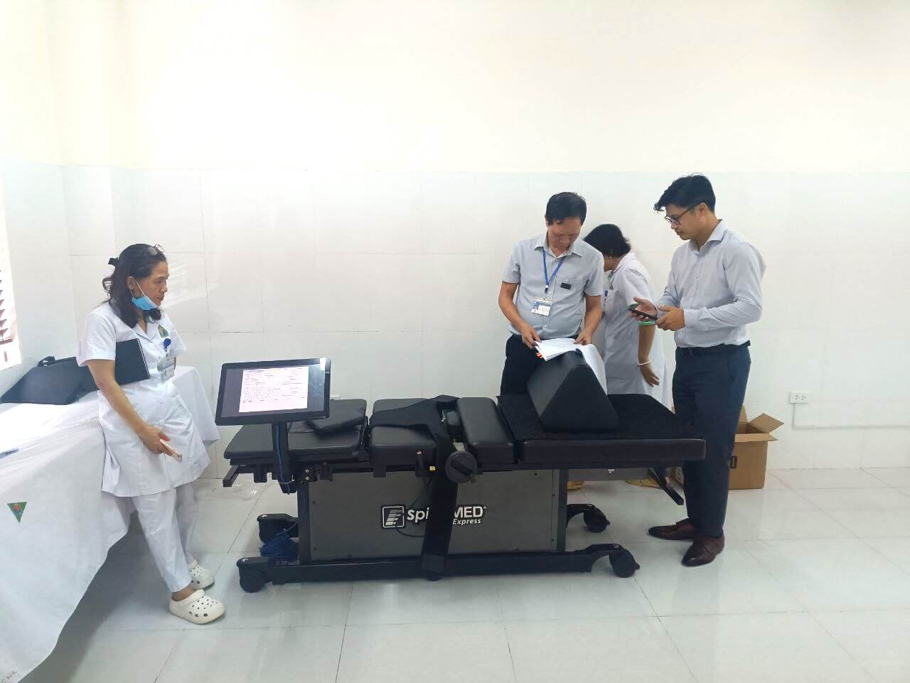 may giam ap spinemed - Top 5 mẫu giường k&eacute;o gi&atilde;n cột sống lưng v&agrave; cổ