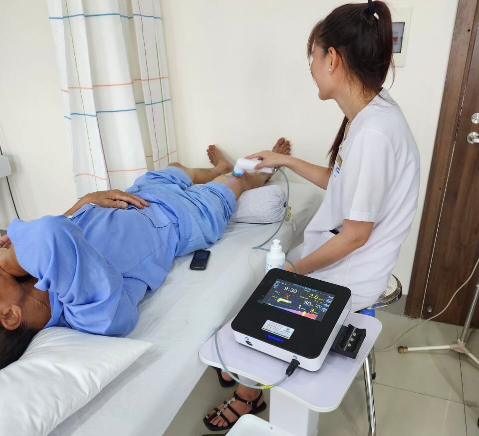 may sieu am tri lieu - T&igrave;m hiểu quy tr&igrave;nh &aacute;p dụng thiết bị điều trị tr&agrave;n dịch khớp gối