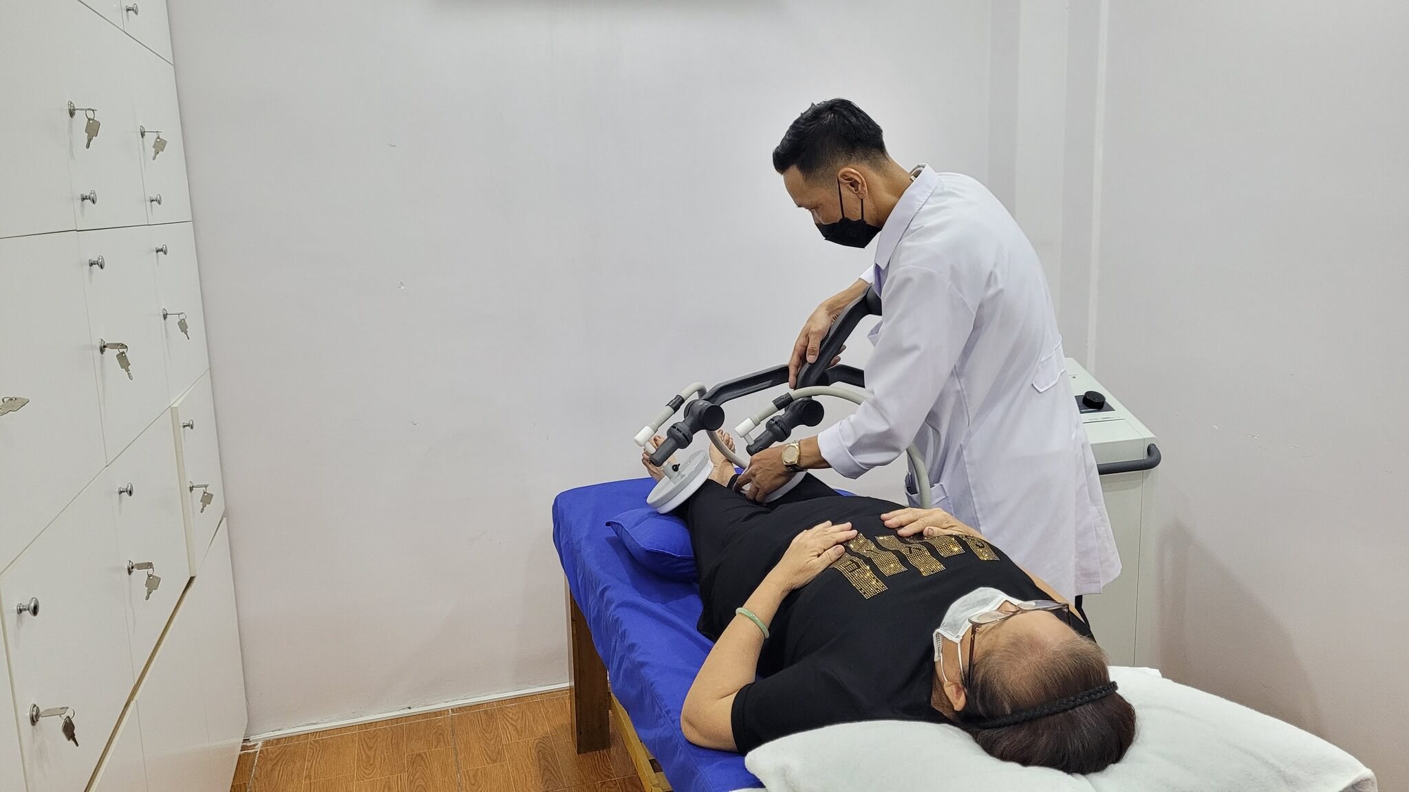 may song ngan dieu tri - T&igrave;m hiểu quy tr&igrave;nh &aacute;p dụng thiết bị điều trị tr&agrave;n dịch khớp gối