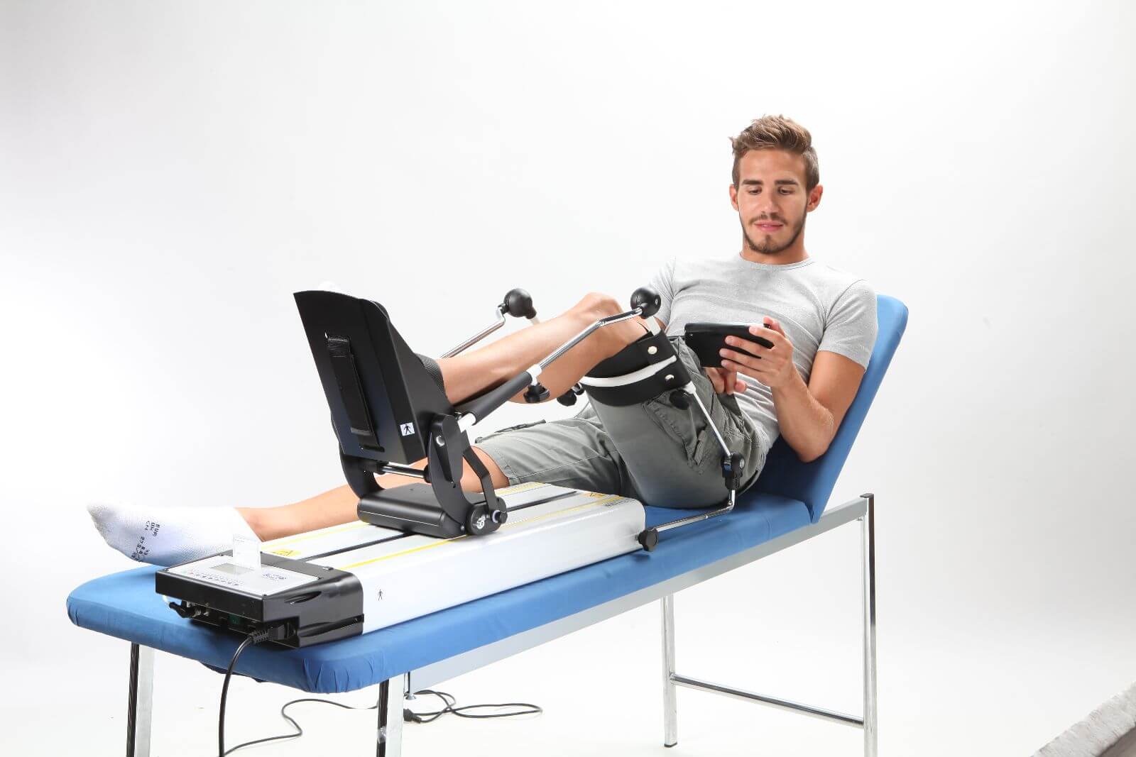 may tap cpm - T&igrave;m hiểu quy tr&igrave;nh &aacute;p dụng thiết bị điều trị tr&agrave;n dịch khớp gối