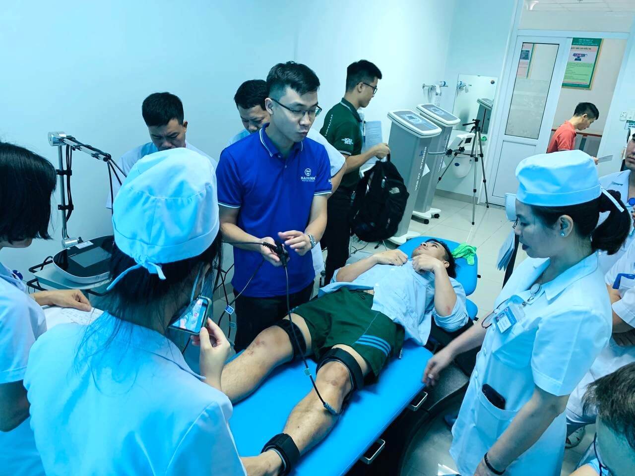 thiet bi dieu tri tran dich dau goi - T&igrave;m hiểu quy tr&igrave;nh &aacute;p dụng thiết bị điều trị tr&agrave;n dịch khớp gối