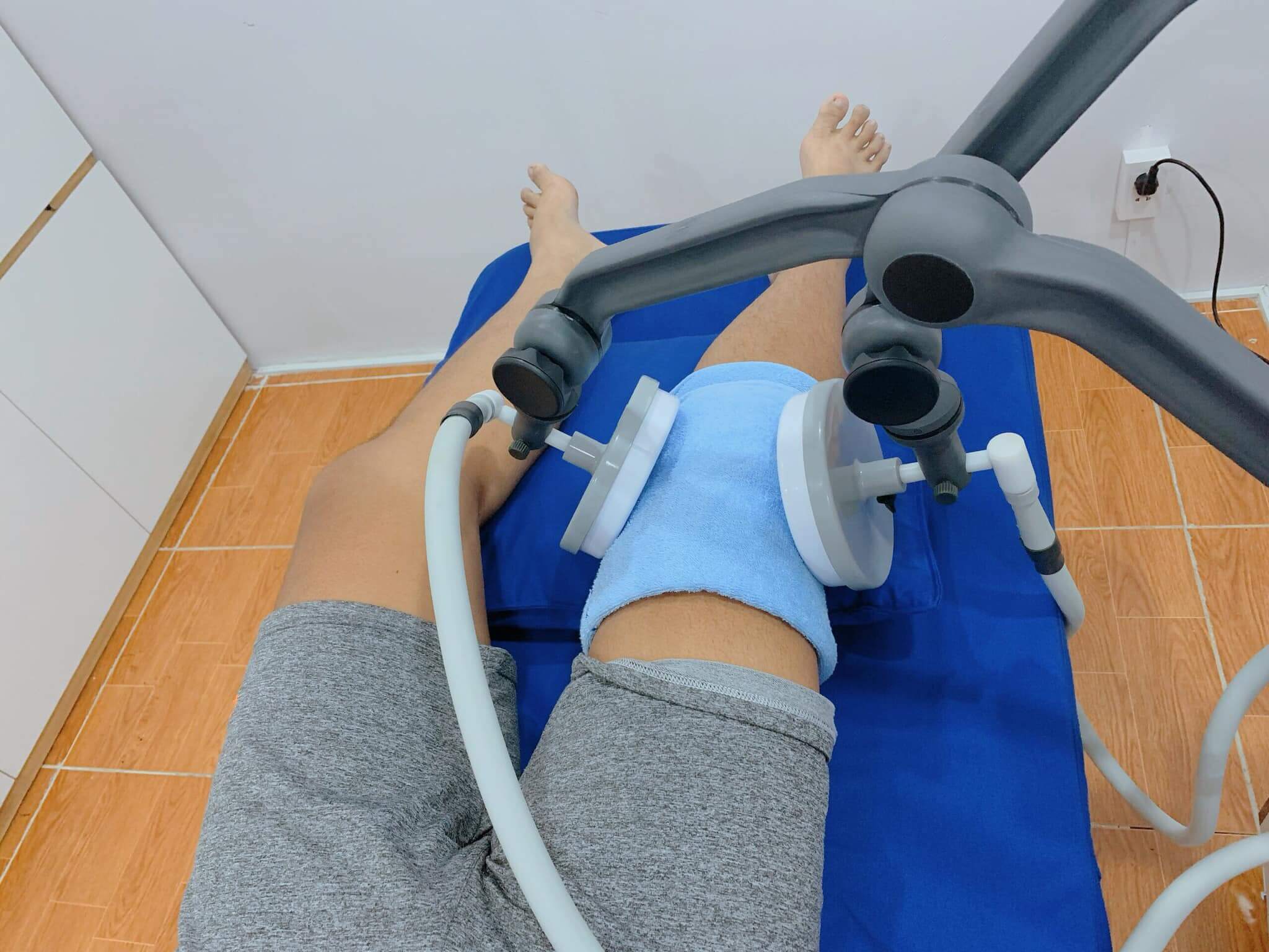 thiet bi dieu tri tran dich khop goi - T&igrave;m hiểu quy tr&igrave;nh &aacute;p dụng thiết bị điều trị tr&agrave;n dịch khớp gối