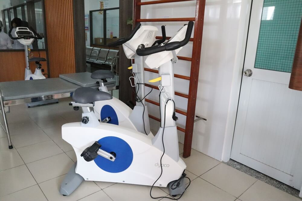 xe dap tap di - Khung tập đi d&agrave;nh cho người tai biến