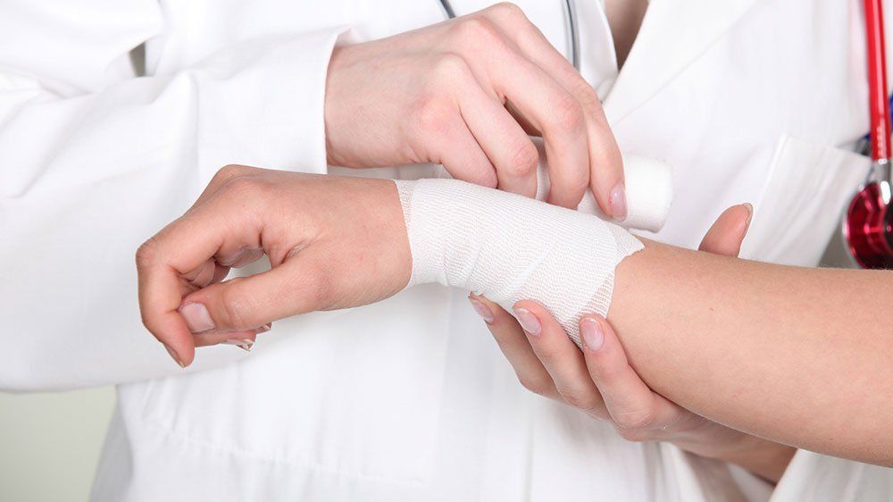 bang co tay - Điều trị vi&ecirc;m bao hoạt dịch cổ tay
