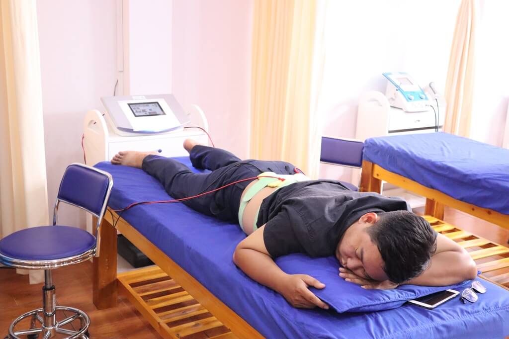 dien xung - Điều Trị Đau Thần Kinh Li&ecirc;n Sườn Bằng M&aacute;y Vật L&yacute; Trị Liệu