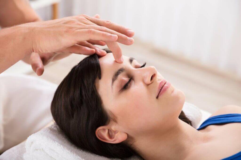 massage co mat - Điều trị liệt dây thần kinh số 7 ngoại biên bằng vật lý trị liệu