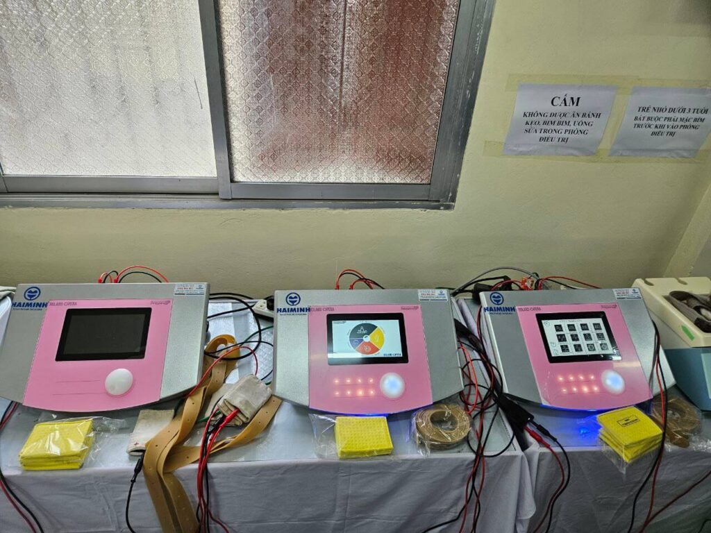 may dien xung 1 1024x768 - C&aacute;ch điều trị đau cơ xơ h&oacute;a bằng phương ph&aacute;p vật l&yacute; trị liệu