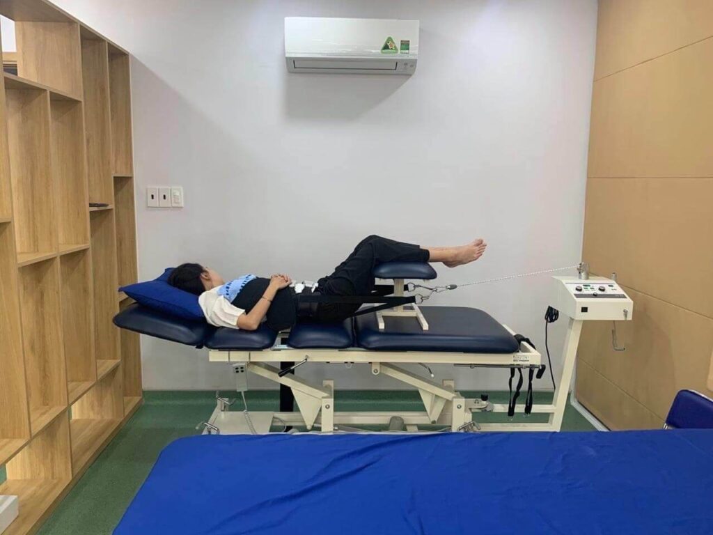 chi dinh keo gian cot song 1024x768 - Quy tr&igrave;nh k&eacute;o gi&atilde;n cột sống bằng m&aacute;y trong vật l&yacute; trị liệu