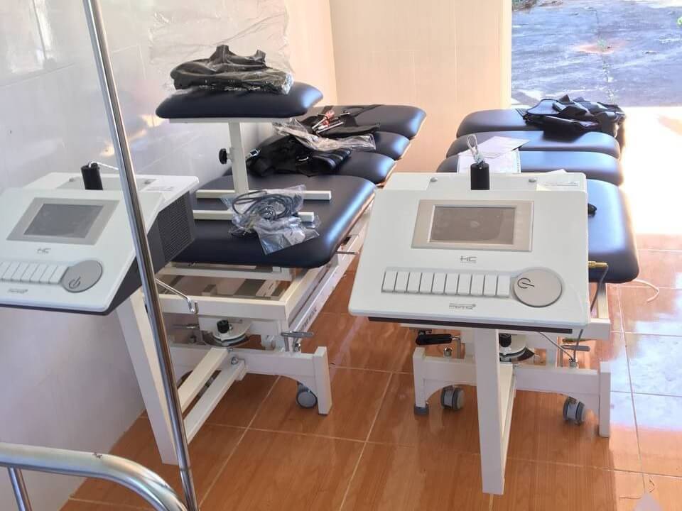 chuan bi thiet bi keo gian - Quy tr&igrave;nh k&eacute;o gi&atilde;n cột sống bằng m&aacute;y trong vật l&yacute; trị liệu