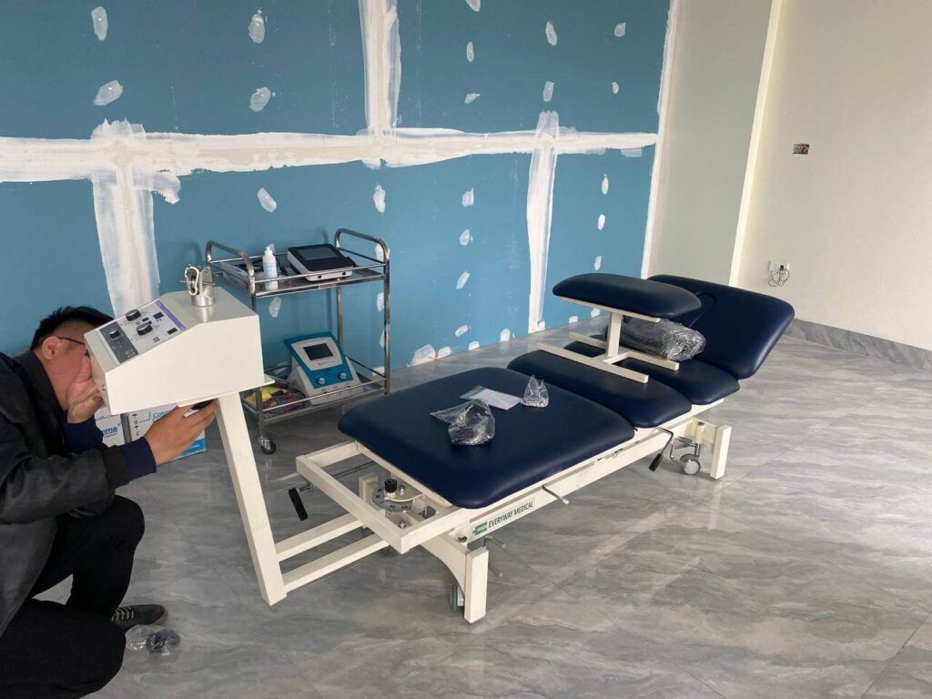 giuong keo co ET800 EU300 1024x768 - Ghế k&eacute;o gi&atilde;n đốt sống cổ - Giải ph&aacute;p trị liệu an to&agrave;n, kh&ocirc;ng x&acirc;m lấn