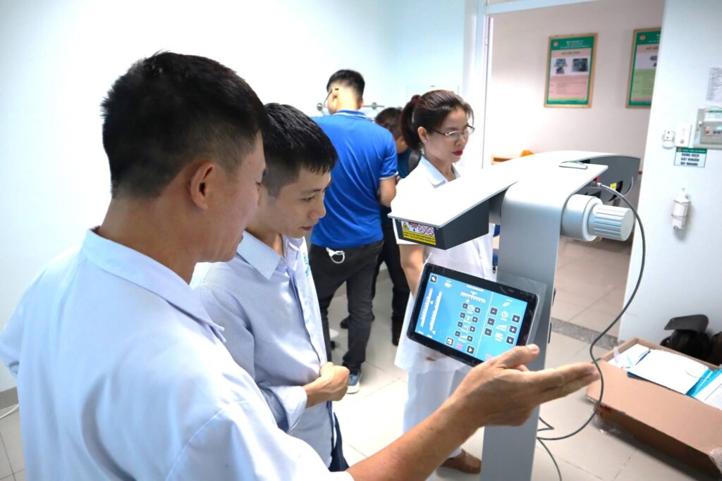 huong dan su dung may laser tri lieu 1024x683 - Hướng Dẫn Sử Dụng Laser Trị Liệu An To&agrave;n
