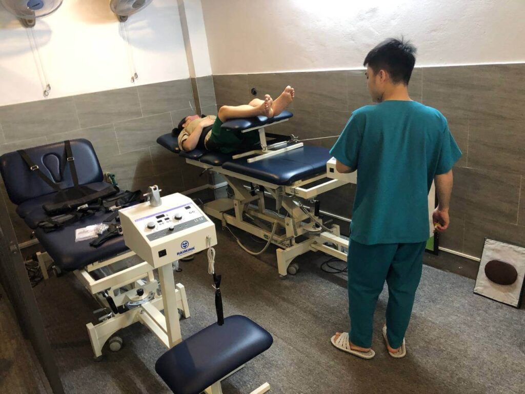 ky thuat keo gian cot song bang may 1024x768 - Quy tr&igrave;nh k&eacute;o gi&atilde;n cột sống bằng m&aacute;y trong vật l&yacute; trị liệu