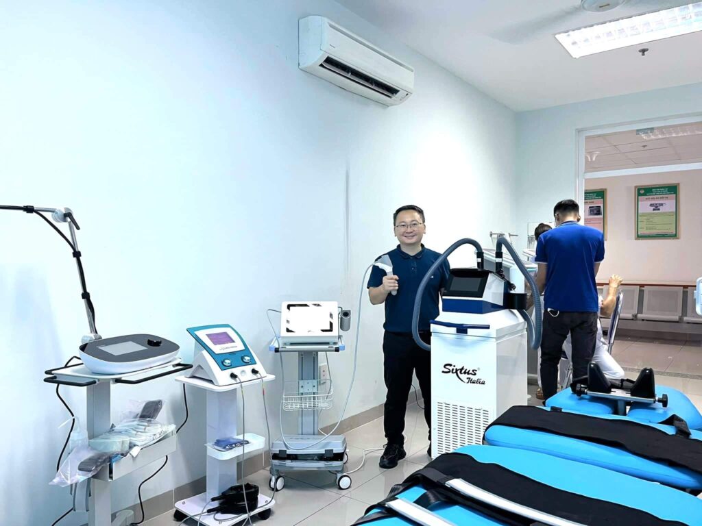 thiet bi tri lieu Hai Minh 1024x768 - Phương ph&aacute;p điều trị bệnh vi&ecirc;m quanh khớp vai thể đ&ocirc;ng cứng