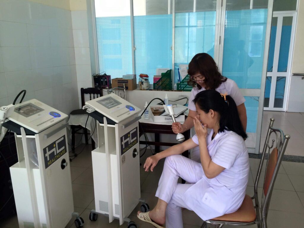 huong dan su dung may song xung kich 1024x768 - Hướng dẫn sử dụng m&aacute;y xung k&iacute;ch trị liệu chi tiết