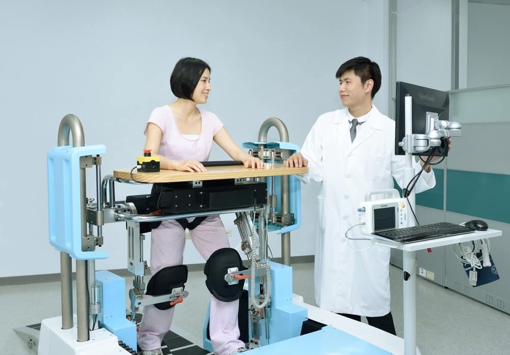 robot tap vat ly tri lieu - T&igrave;m hiểu phương ph&aacute;p vật l&yacute; trị liệu cho bệnh nh&acirc;n liệt nửa người