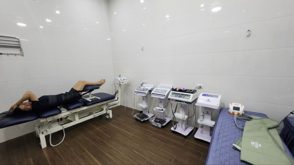 thiet bi vat ly tri lieu 1024x577 - Vật l&yacute; trị liệu tho&aacute;i h&oacute;a đĩa đệm