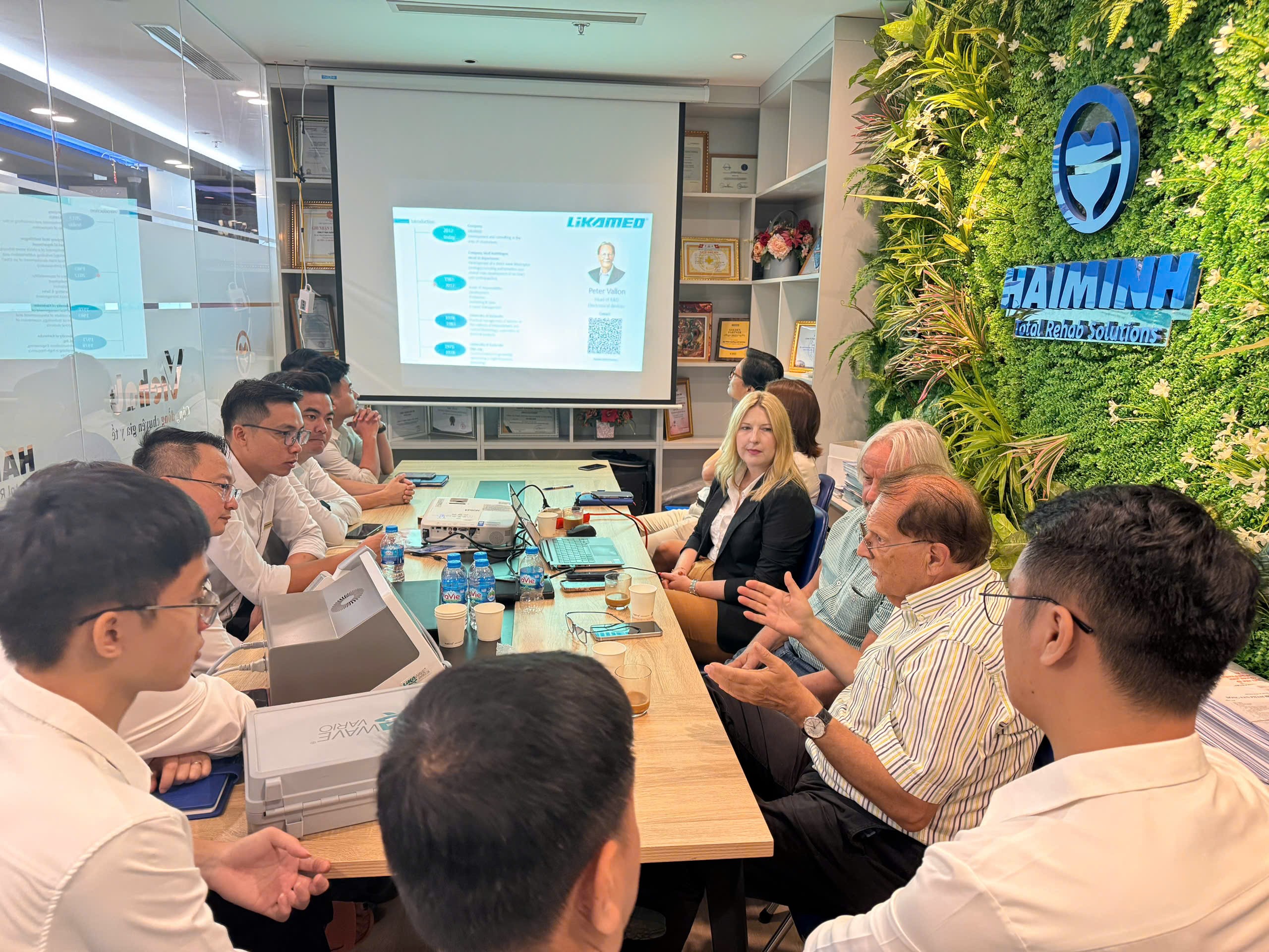 z6932099886255 4cd0b529d170b99ce32a5687ab77d8cb - Cập Nhật Các Ứng Dụng Công Nghệ Xung Kích Trong Chăm Sóc Vết Thương – Hải Minh Hân Hạnh Tiếp Đón Chuyên Gia Hãng Likamed
