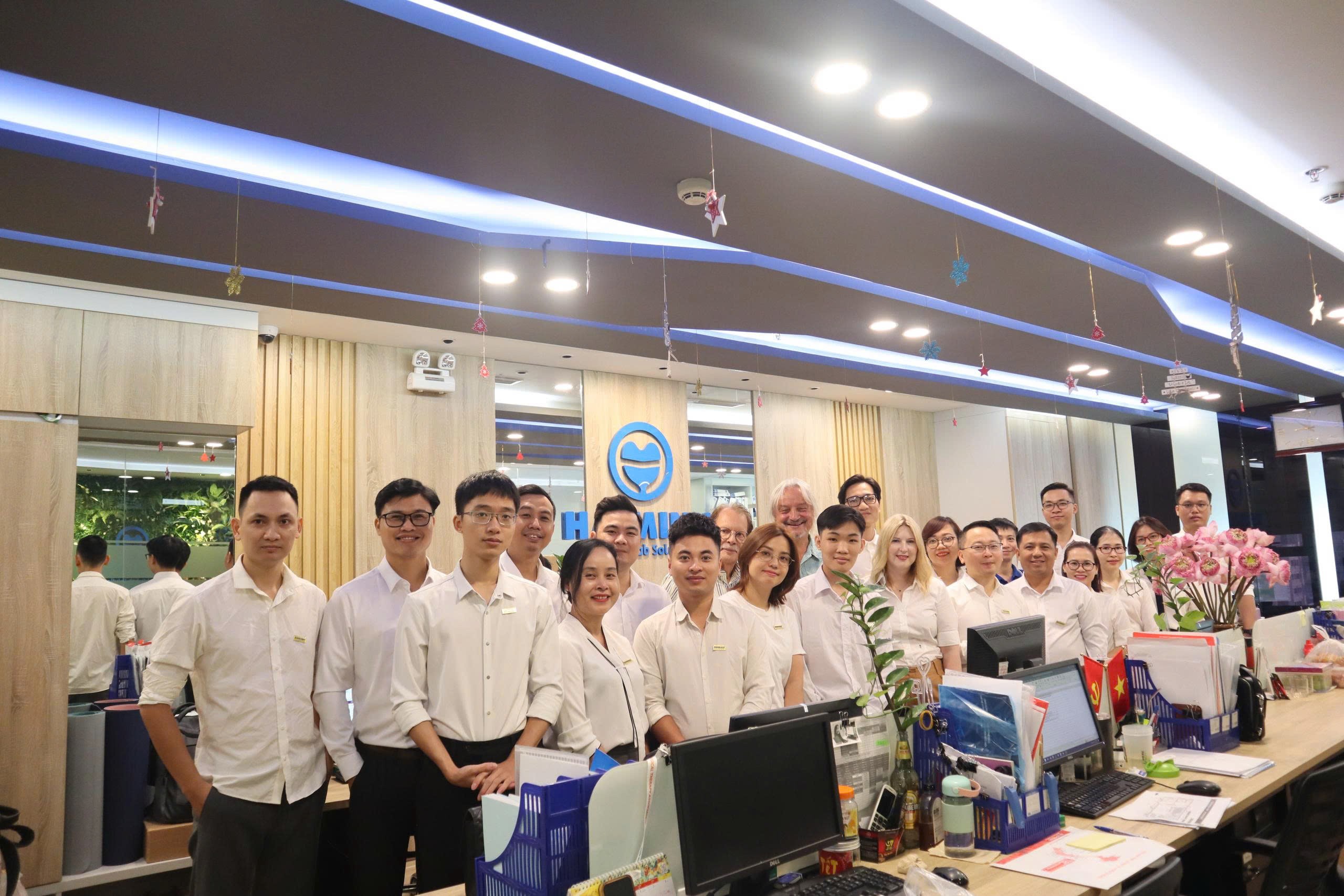 z6933067871929 5598cc46dee9e40cfeabf3ea04ddc5cf - Cập Nhật Các Ứng Dụng Công Nghệ Xung Kích Trong Chăm Sóc Vết Thương – Hải Minh Hân Hạnh Tiếp Đón Chuyên Gia Hãng Likamed