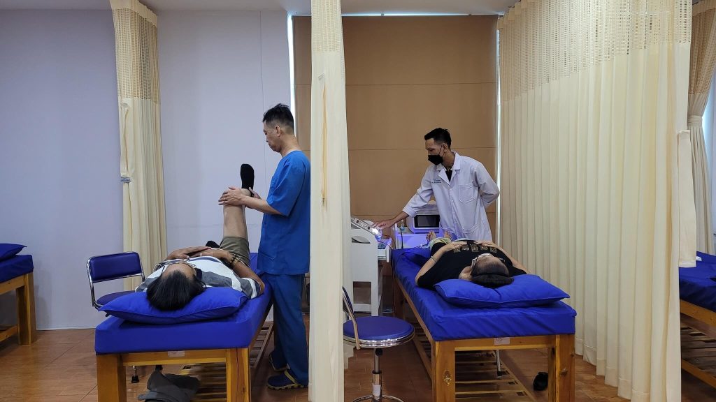 dieu tri thoai hoa khop bang vat ly tri lieu 1024x576 - Điều trị tho&aacute;i h&oacute;a khớp bằng vật l&yacute; trị liệu