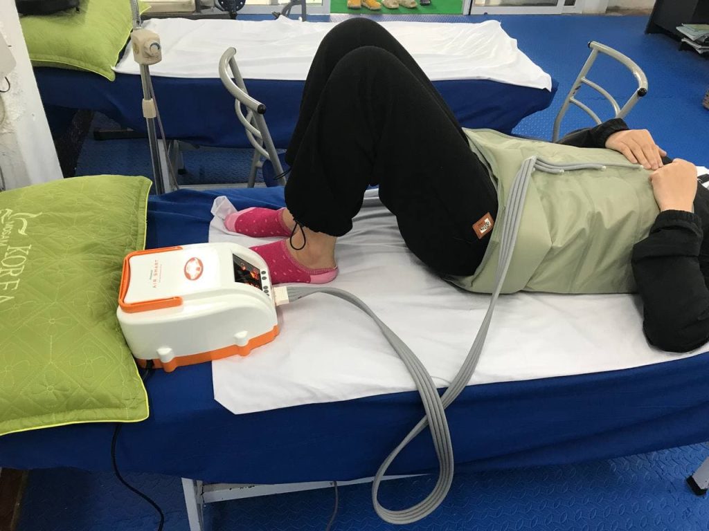 may massage dieu tri viem da re than kinh 1024x768 - Vi&ecirc;m đa rễ thần kinh: nguy&ecirc;n nh&acirc;n, triệu chứng v&agrave; c&aacute;c phương ph&aacute;p phục hồi chức năng