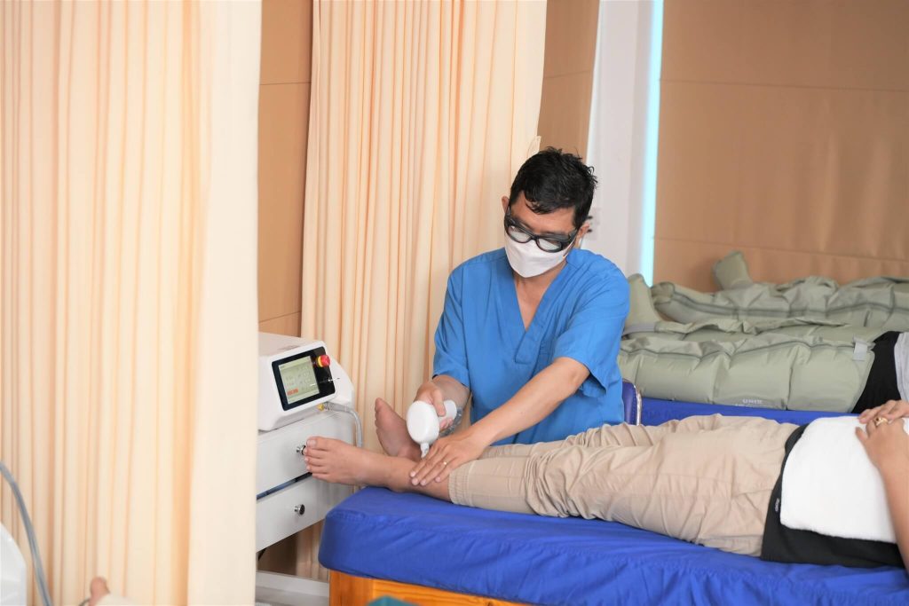 dieu tri suy gian tinh mach bang laser hieu qua quy trinh 1024x683 - Điều trị suy gi&atilde;n tĩnh mạch bằng laser &ndash; Hiệu quả, quy tr&igrave;nh