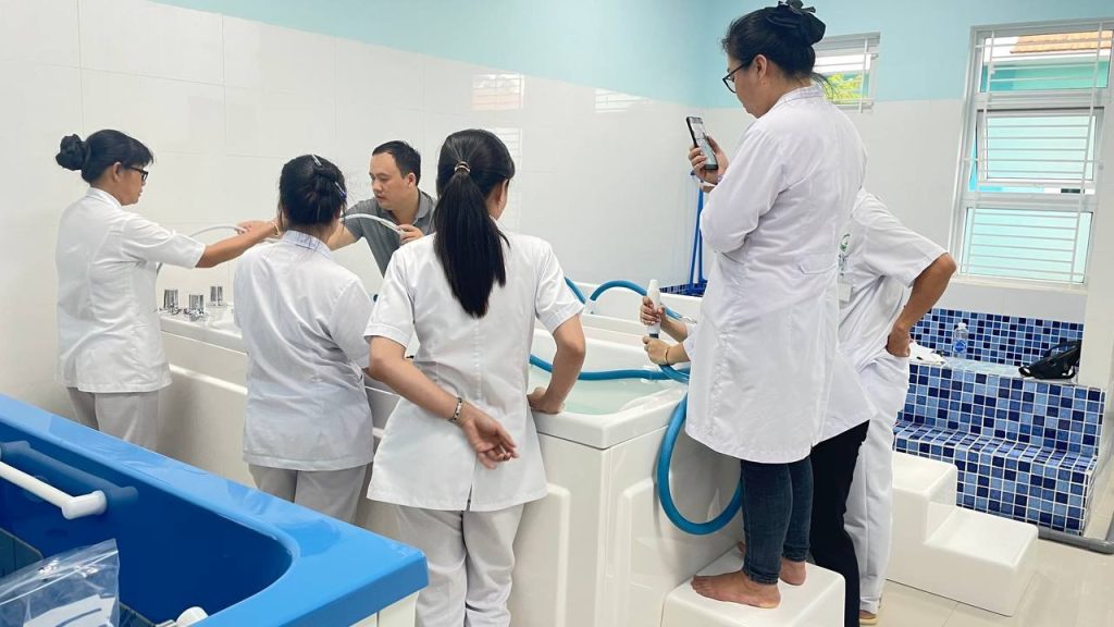 Phương pháp điều trị bằng ngâm thuốc YHCT hai minh lap dat bon thuy tri lieu 1 1024x576 - Phương pháp điều trị bằng ngâm thuốc YHCT