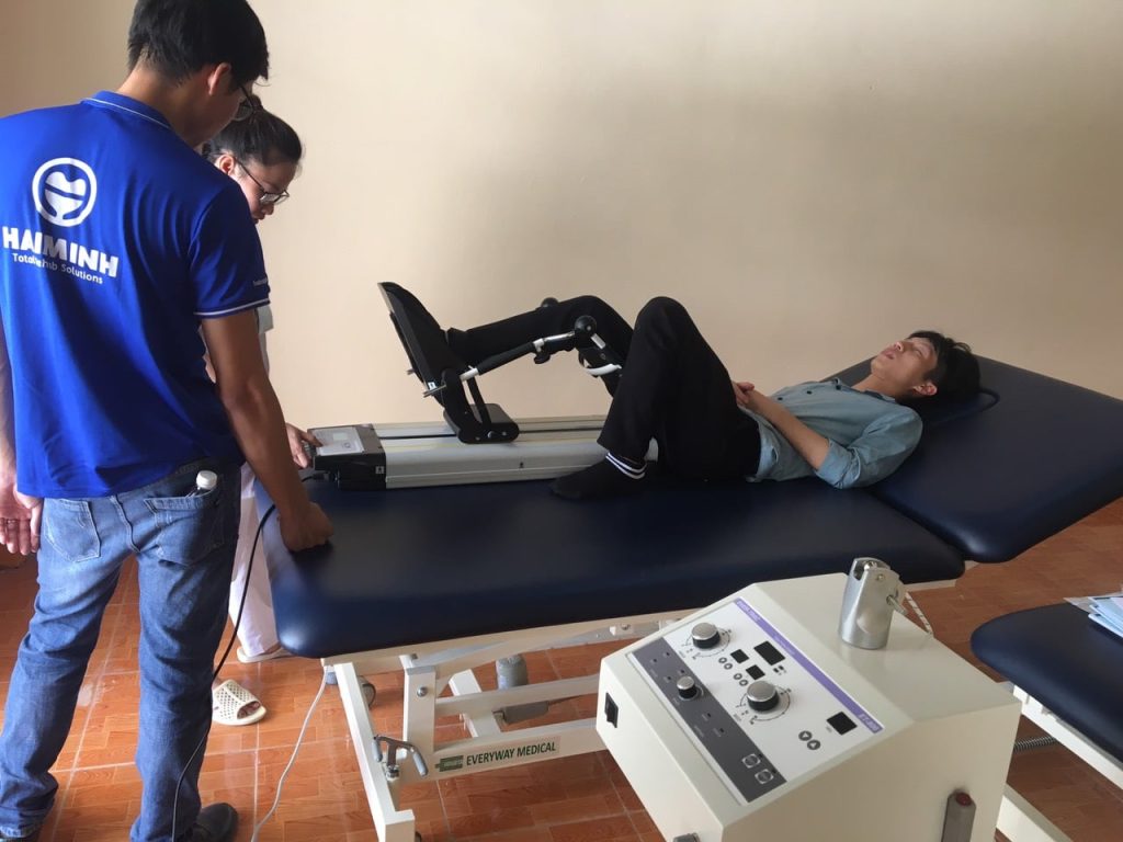 tap CPM khop hang 1024x768 - Vật l&yacute; trị liệu khớp h&aacute;ng &ndash; Phục hồi chức năng v&agrave; c&aacute;c b&agrave;i tập hiệu quả